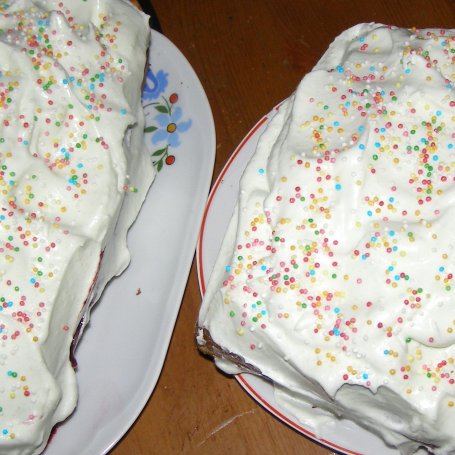 Krok 7 - buraczkowe ciasto z aronią i bitą śmietaną... foto