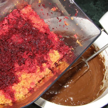 Krok 3 - buraczkowo-machewkowe  pyszne ciasto z dżemem z ciemnych winogron i bitą śmietaną... foto