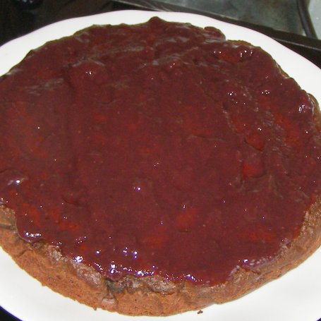 Krok 5 - buraczkowo-machewkowe  pyszne ciasto z dżemem z ciemnych winogron i bitą śmietaną... foto