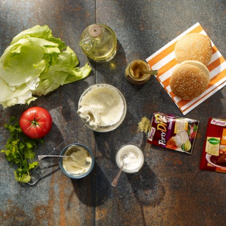 Krok 3 - Burger domowy z dipem czosnkowym foto