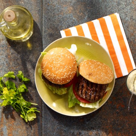 Krok 5 - Burger domowy z dipem czosnkowym foto
