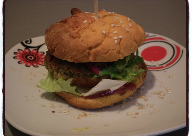 Fotografia przedstawiająca Burger z cieciorką
