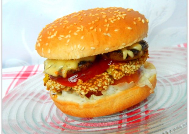 Fotografia przedstawiająca Burger z falafelem i grillowanymi pieczarkami
