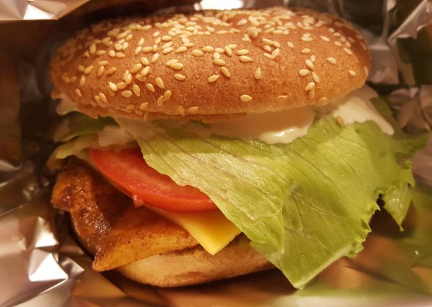 Fotografia przedstawiająca Burger z grillowanym kurczakiem