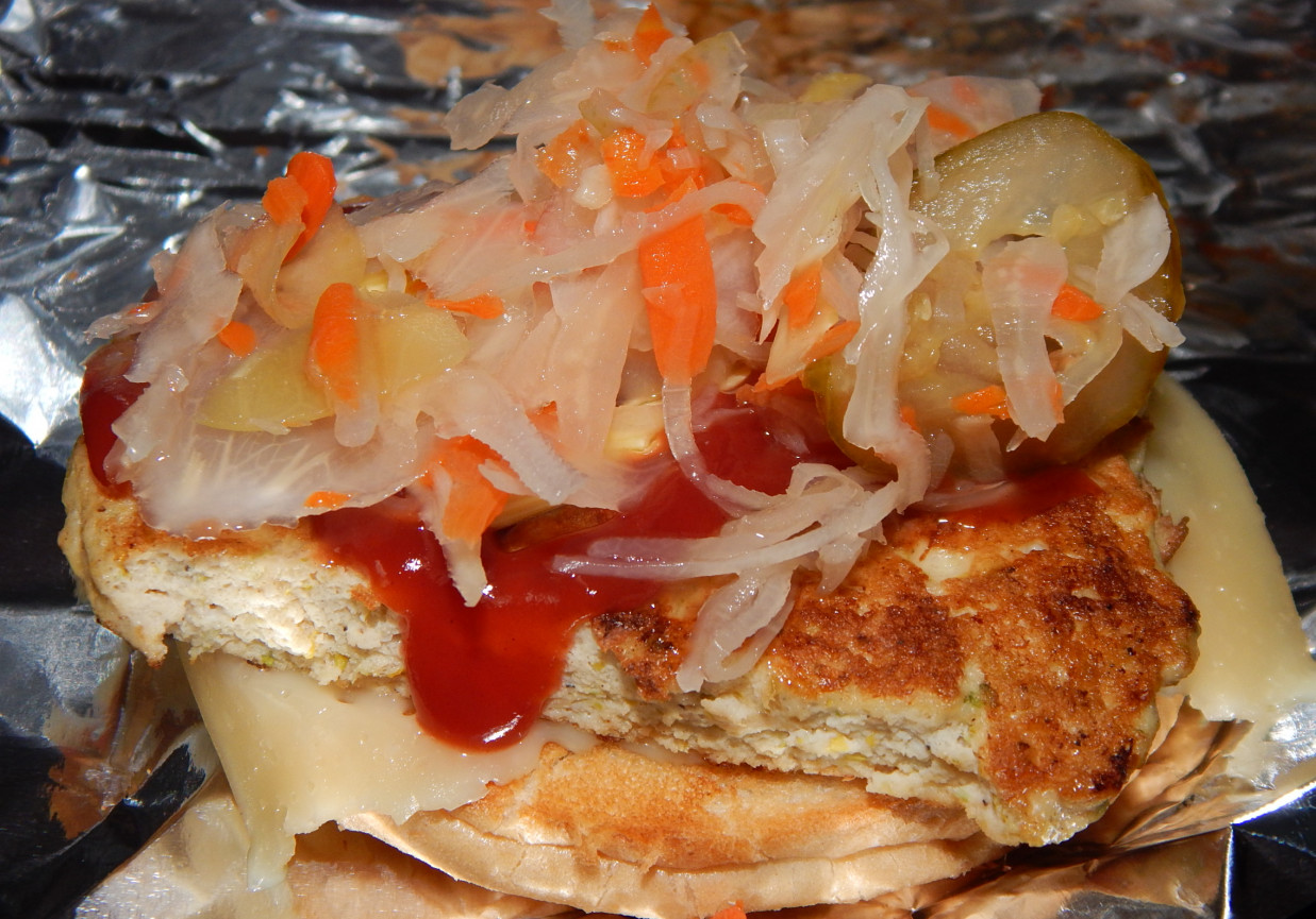 Burger z indyka z selerem naciowym i marynowaną sałatką foto