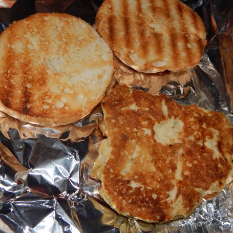 Krok 3 - Burger z indyka z selerem naciowym i marynowaną sałatką foto