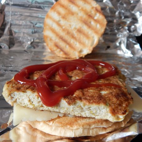 Krok 4 - Burger z indyka z selerem naciowym i marynowaną sałatką foto