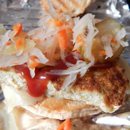 Krok 6 - Burger z indyka z selerem naciowym i marynowaną sałatką foto