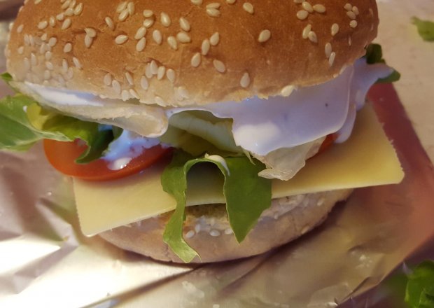 Fotografia przedstawiająca Burger z indykiem i sosem majonezowym z zielonym pieprzem