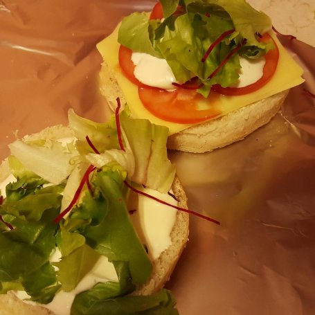 Krok 6 - Burger z indykiem i sosem majonezowym z zielonym pieprzem foto