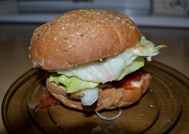 Fotografia przedstawiająca Burger z kotletem z ciecierzycy