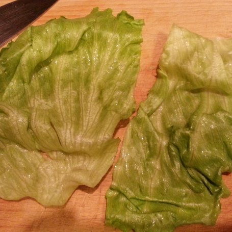 Krok 2 - Burger z kurczakiem w panierce, serem, pomidorem i sałatą z sosem jogurtowo-koperkowym foto