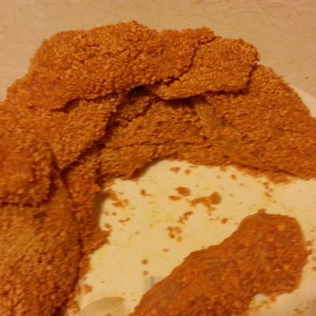 Krok 4 - Burger z kurczakiem w panierce, serem, pomidorem i sałatą z sosem jogurtowo-koperkowym foto