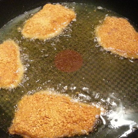 Krok 5 - Burger z kurczakiem w panierce, serem, pomidorem i sałatą z sosem jogurtowo-koperkowym foto