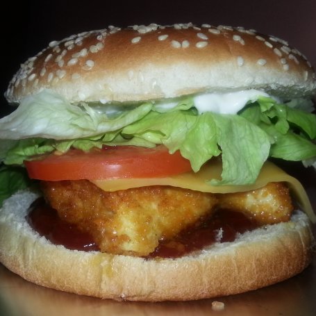 Krok 6 - Burger z kurczakiem w panierce, serem, pomidorem i sałatą z sosem jogurtowo-koperkowym foto