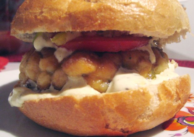 Fotografia przedstawiająca burger z łososia
