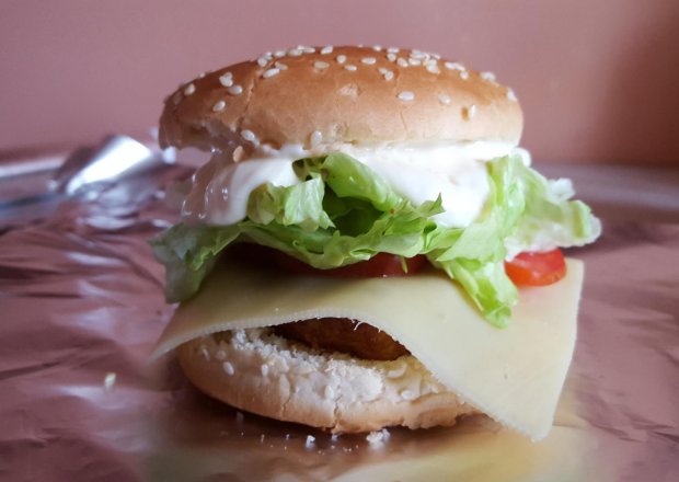 Fotografia przedstawiająca Burger z soczystym kurczakiem i sosem majonezowym bianco