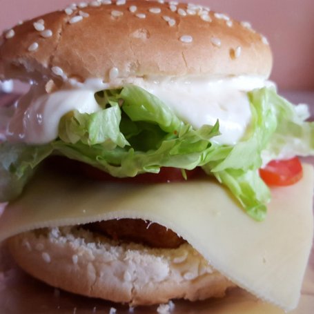 Krok 6 - Burger z soczystym kurczakiem i sosem majonezowym bianco foto