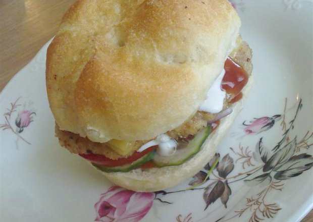 Fotografia przedstawiająca Burger z sosem czosnkowym