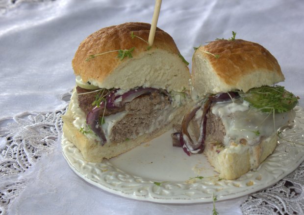 Fotografia przedstawiająca Burger z wołowiną i kozim serem