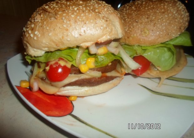 Fotografia przedstawiająca Burgery do kolacji, trochę tłuszczyku do akceptacji!