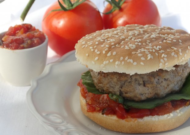 Fotografia przedstawiająca Burgery z dżemem pomidorowym
