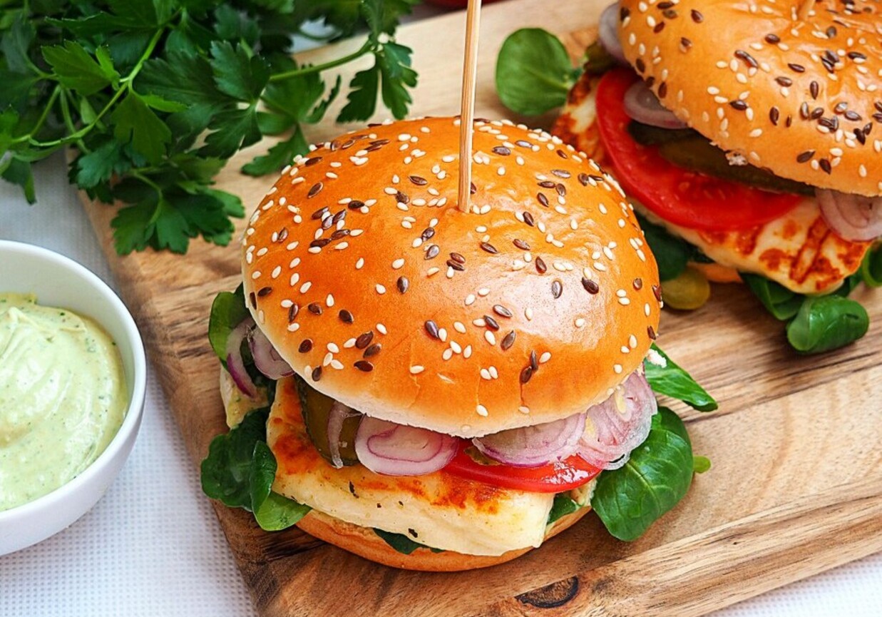 Burgery z grillowanym serem halloumi foto