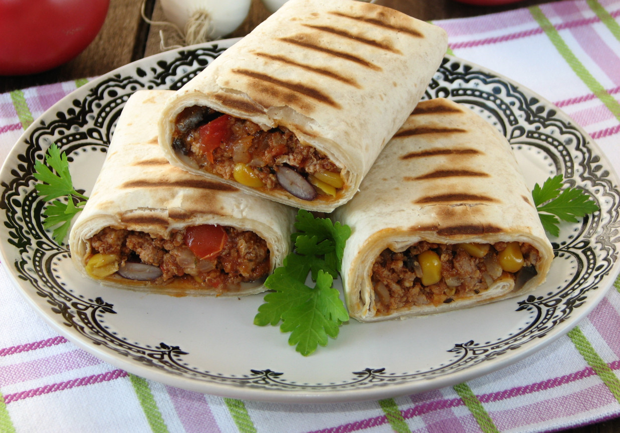 Burrito z mięsem mielonym i warzywami foto