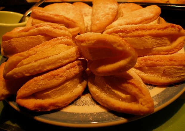 Fotografia przedstawiająca Buziaczki- ciasteczka serowe z jabłkiem