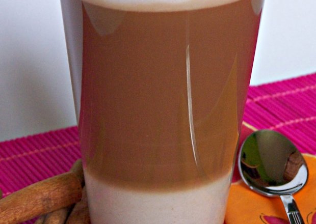 Fotografia przedstawiająca Cafe latte z miodem i cynamonem