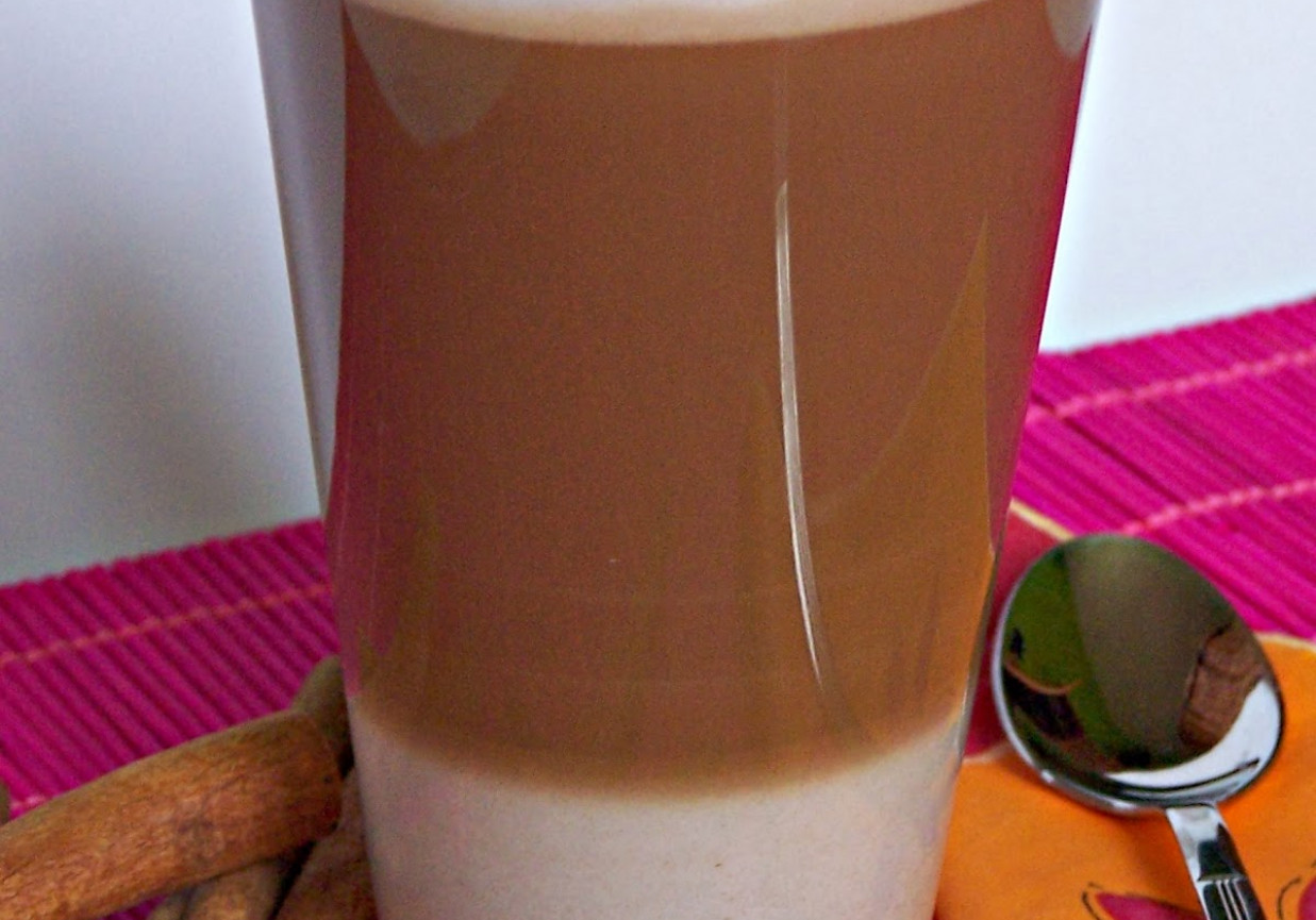 Cafe latte z miodem i cynamonem foto