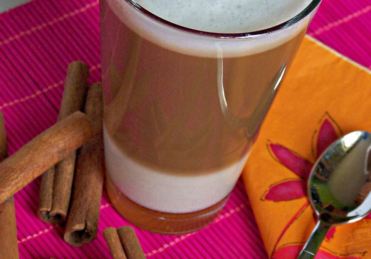 Cafe latte z miodem i cynamonem foto