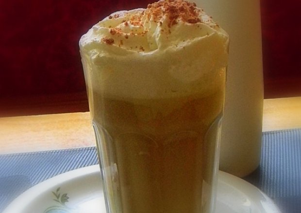 Fotografia przedstawiająca Cafe Latte z nutą karmelu i bitą śmietaną