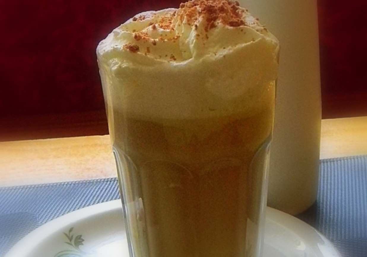 Cafe Latte z nutą karmelu i bitą śmietaną foto