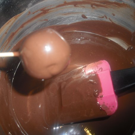 Krok 7 - Cake pops z biszkoptów w czekoladzie :) foto