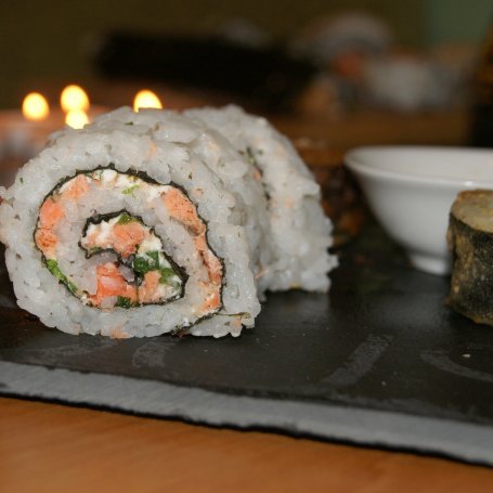 Krok 4 - California roll sushi z philadelphią szczypiorkiem i łososiem foto