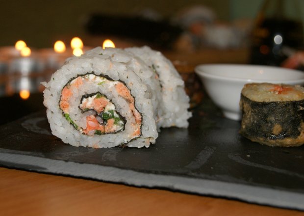 Fotografia przedstawiająca California roll sushi z philadelphią szczypiorkiem i łososiem