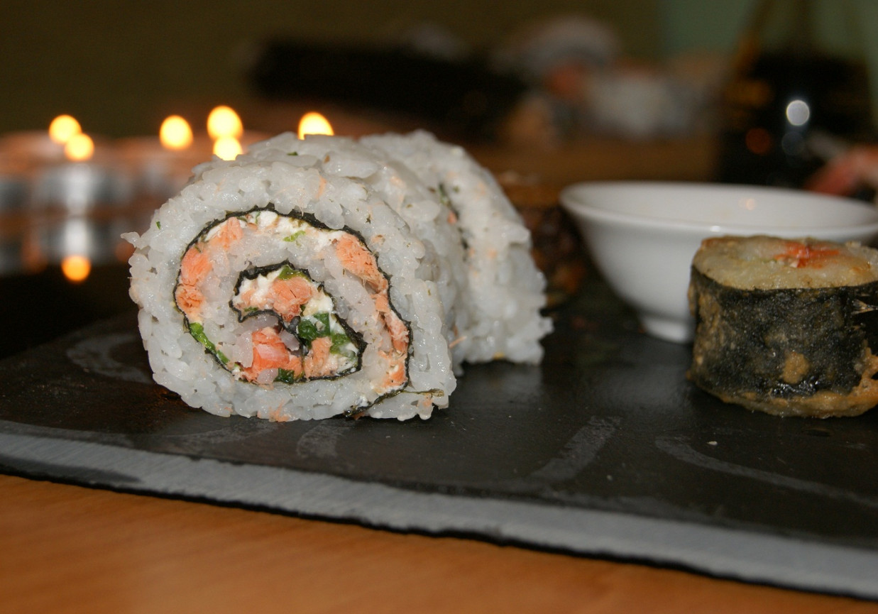 California roll sushi z philadelphią szczypiorkiem i łososiem foto