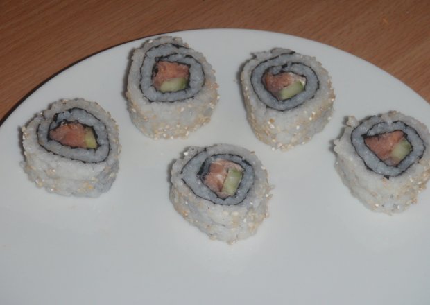 Fotografia przedstawiająca California roll sushi
