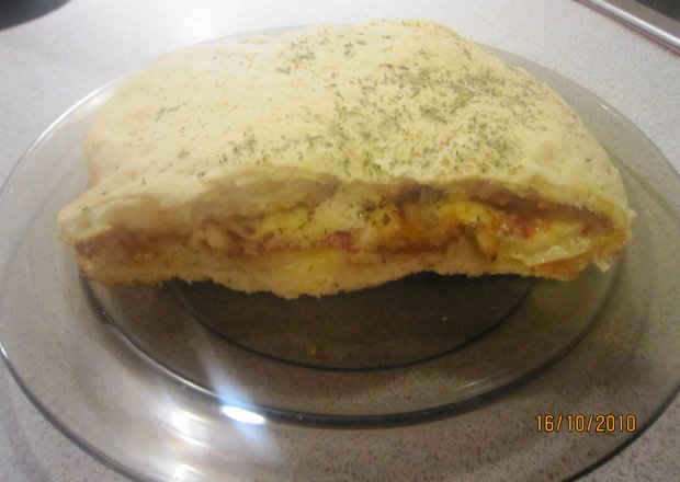Fotografia przedstawiająca Calzone - czyli domowa pizza zawijana