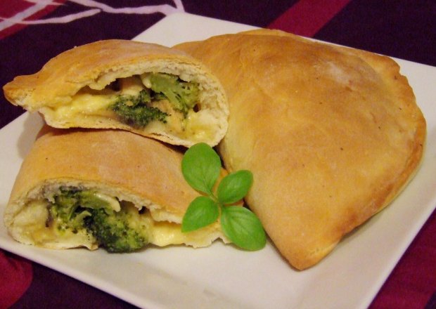 Fotografia przedstawiająca Calzone - drożdżowe pierogi z piekarnika z kurczakiem i brokułem