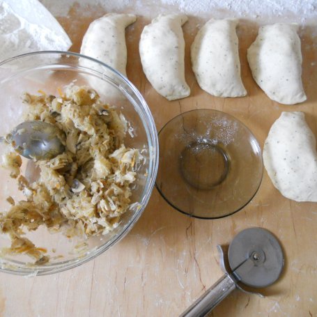 Krok 2 - Calzone z kapustą i pieczarkami foto