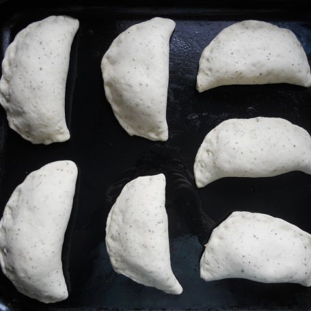 Krok 3 - Calzone z kapustą i pieczarkami foto