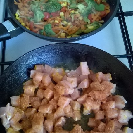 Krok 2 - Calzone z kurczakiem i warzywami foto