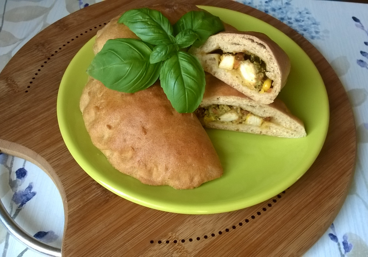 Calzone z kurczakiem i warzywami foto