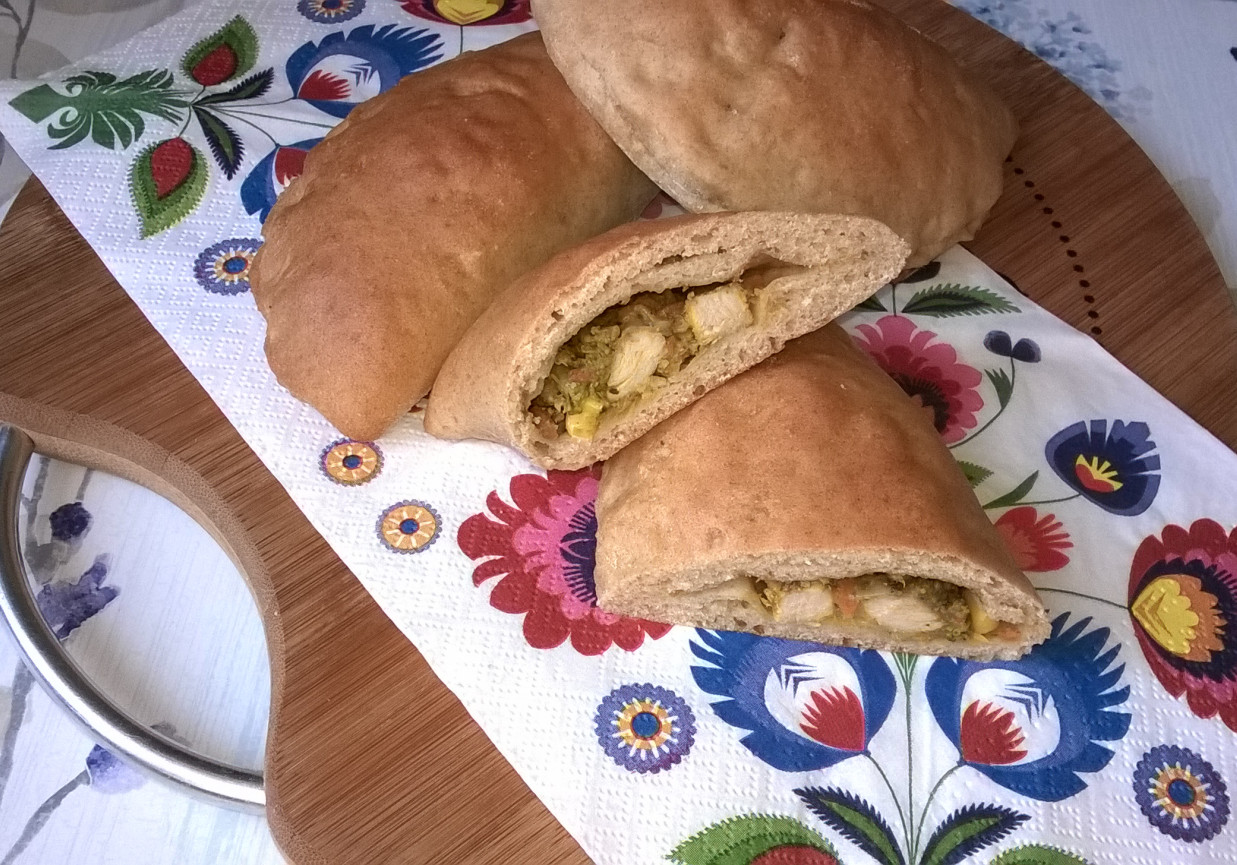 Calzone z kurczakiem i warzywami foto