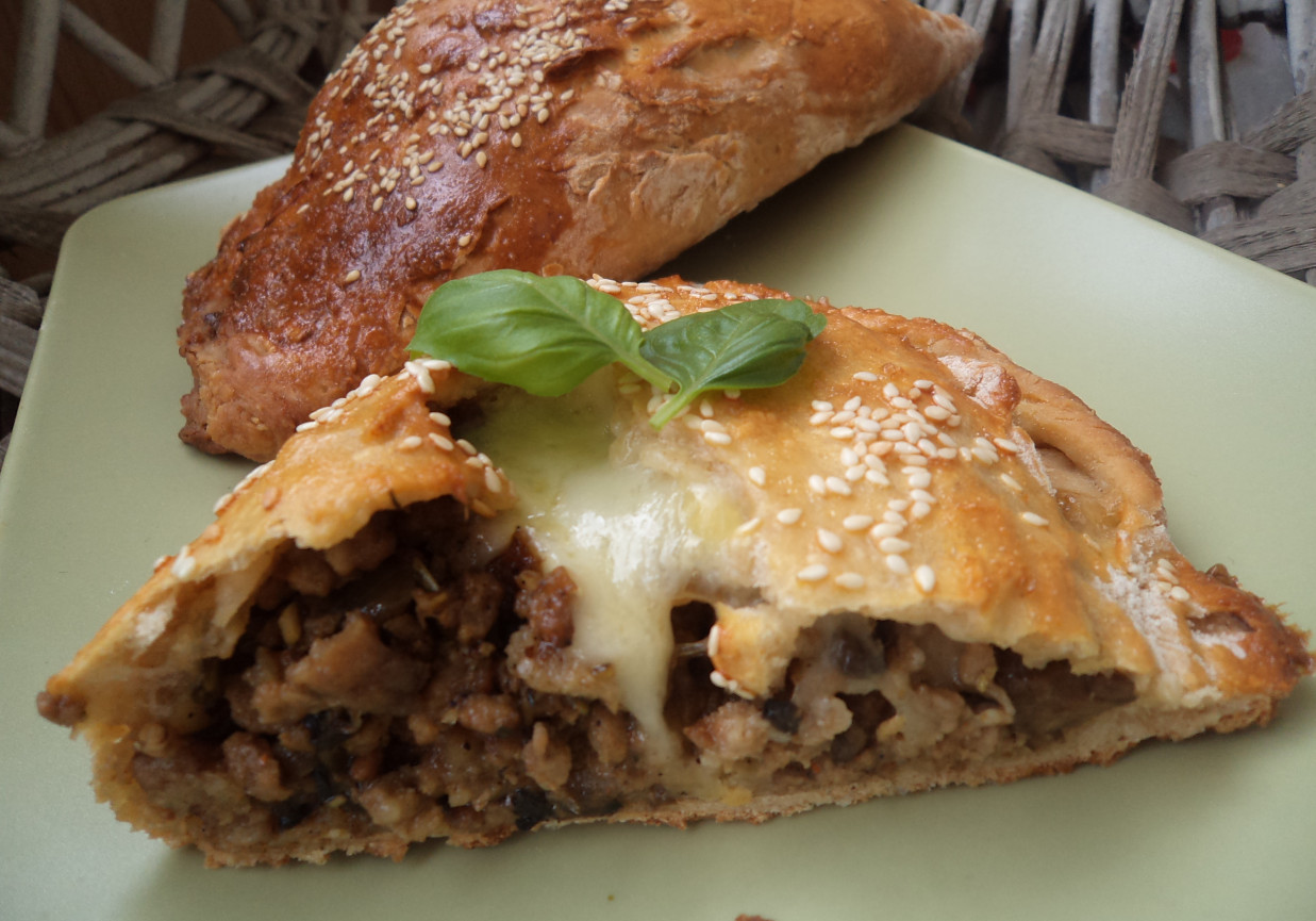 Calzone z Mozzarellą, mięsem  mielonym i pieczarkami :) foto