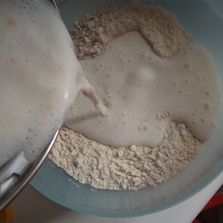 Krok 5 - Calzone z Mozzarellą, mięsem  mielonym i pieczarkami :) foto