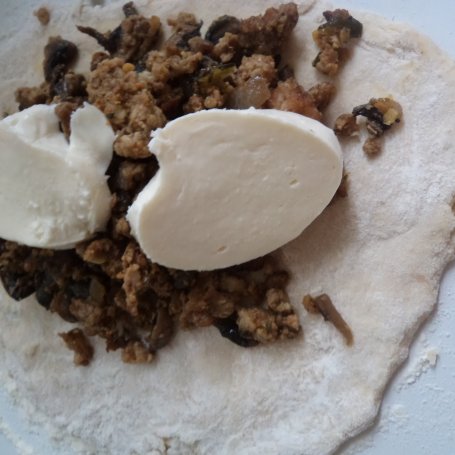 Krok 7 - Calzone z Mozzarellą, mięsem  mielonym i pieczarkami :) foto