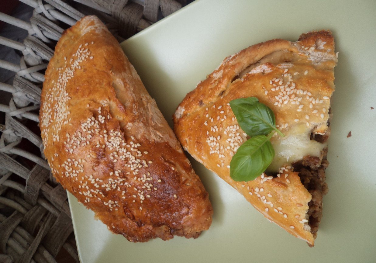 Calzone z Mozzarellą, mięsem  mielonym i pieczarkami :) foto